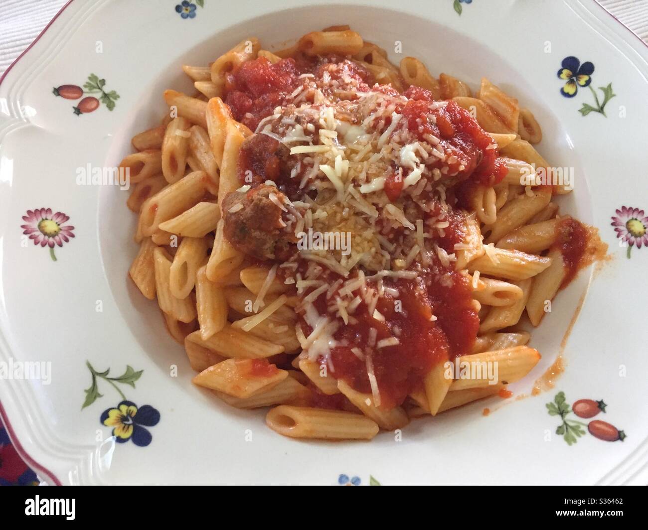 Mini Pasta di penne con salsa di pomodoro e polpette di carne Foto Stock