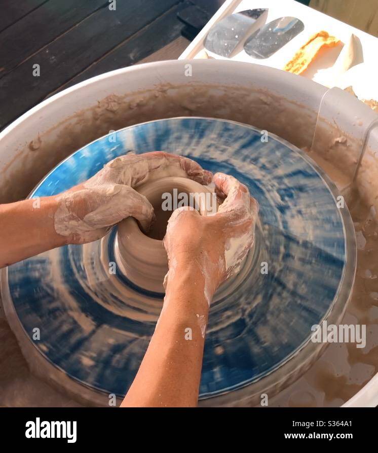 Facendo cilindro su ruota di ceramica . Foto Stock