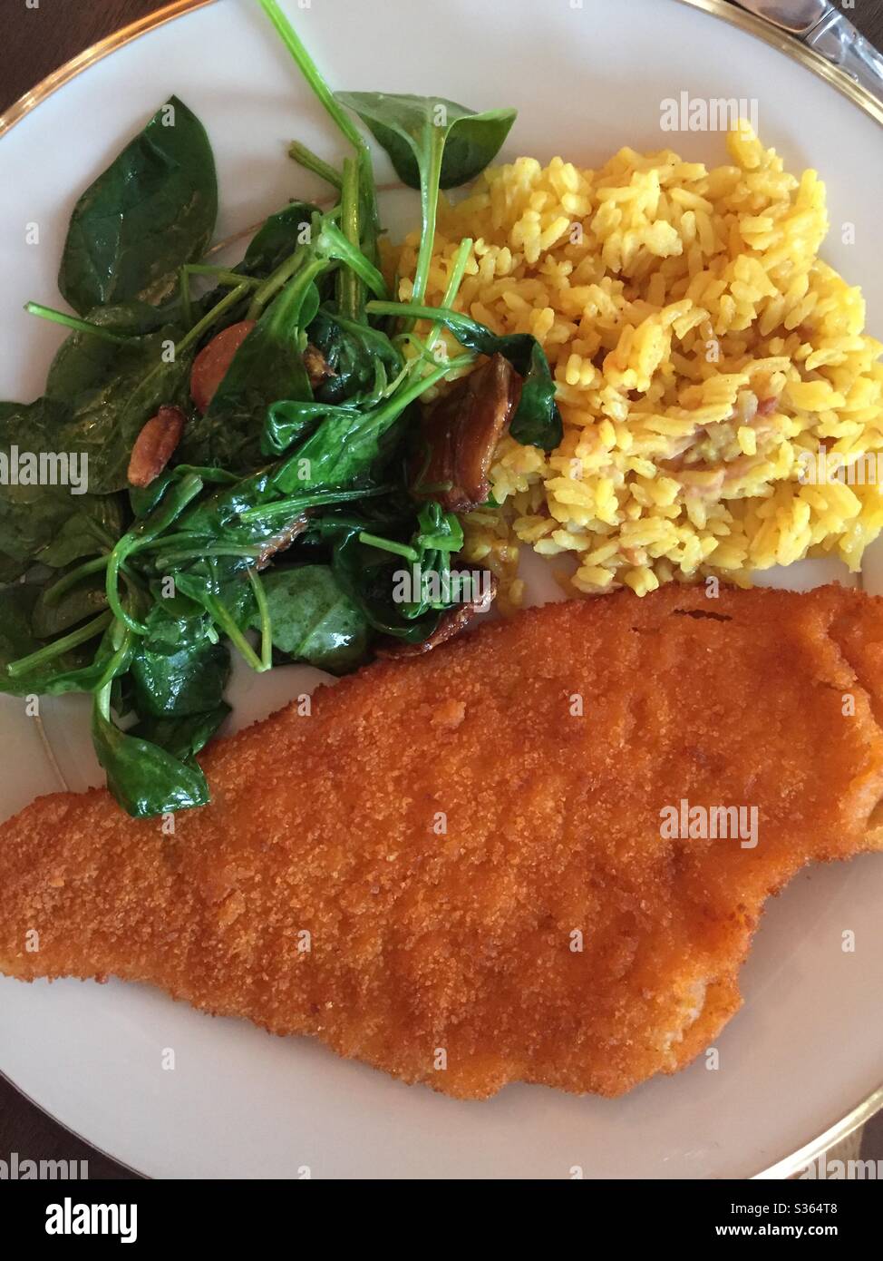 Piatto di filetto a passera, spinaci appassiti e riso giallo entrée Foto Stock