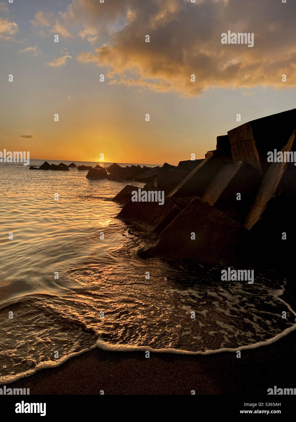 Bonita puesta de sol en una playa de la Isla de la Palma en el archiviélago Canario España Foto Stock