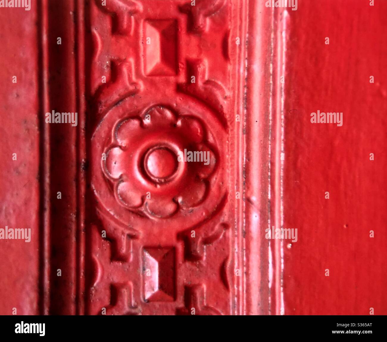 Legno rosso intagliato fiore casella ufficio postale Belgio Bruges Foto Stock