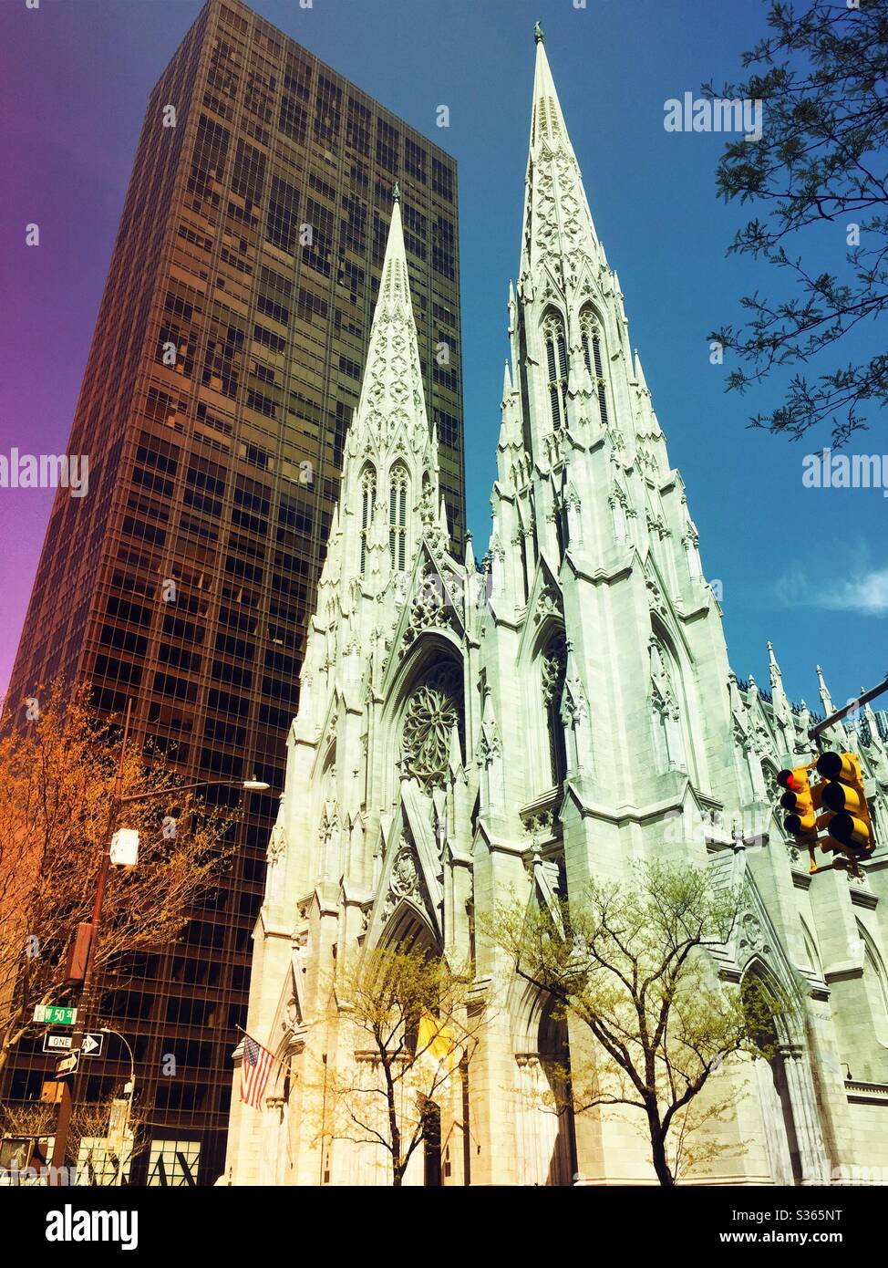 Le guglie della cattedrale di San Patrizio nel centro di Manhattan brillano nel sole del pomeriggio, New York, USA - Immagine stock catturata con smartphone