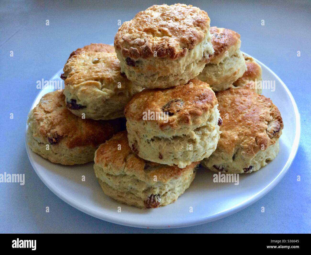 Focaccine di frutta fatte in casa su un piatto bianco Foto Stock