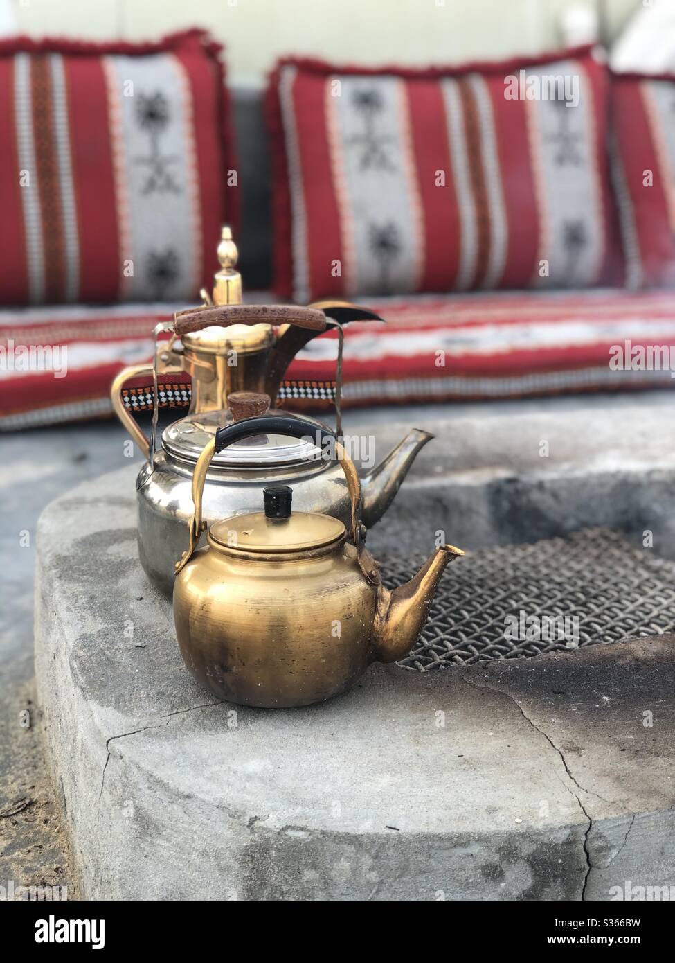 Tè all'aperto e caffè arabo .. Nella provincia orientale , Arabia Saudita Foto Stock