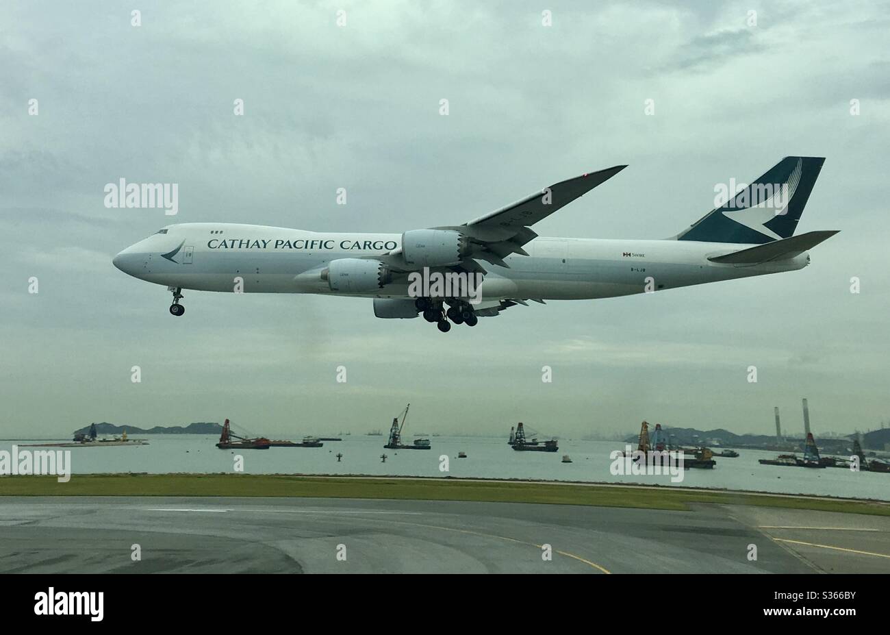 Cathay Pacific Airways Boeing 747-800 atterra sulla pista 25 a destra all'aeroporto Chep Lap Kok, Hong Kong. Foto Stock