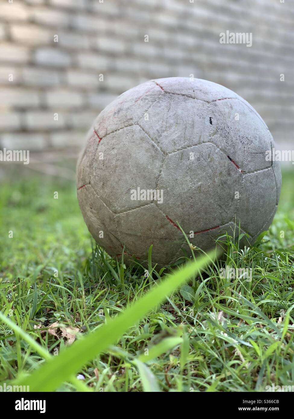 In realtà è una vecchia palla da calcio o da calcio a terra. Foto Stock