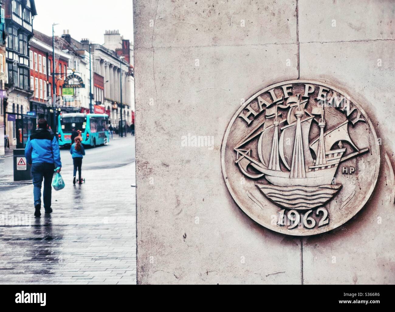 Immagine della vecchia moneta britannica del mezzo penny scavata nella facciata dell'edificio, Maidstone, Kent, UK - Immagine stock catturata con smartphone