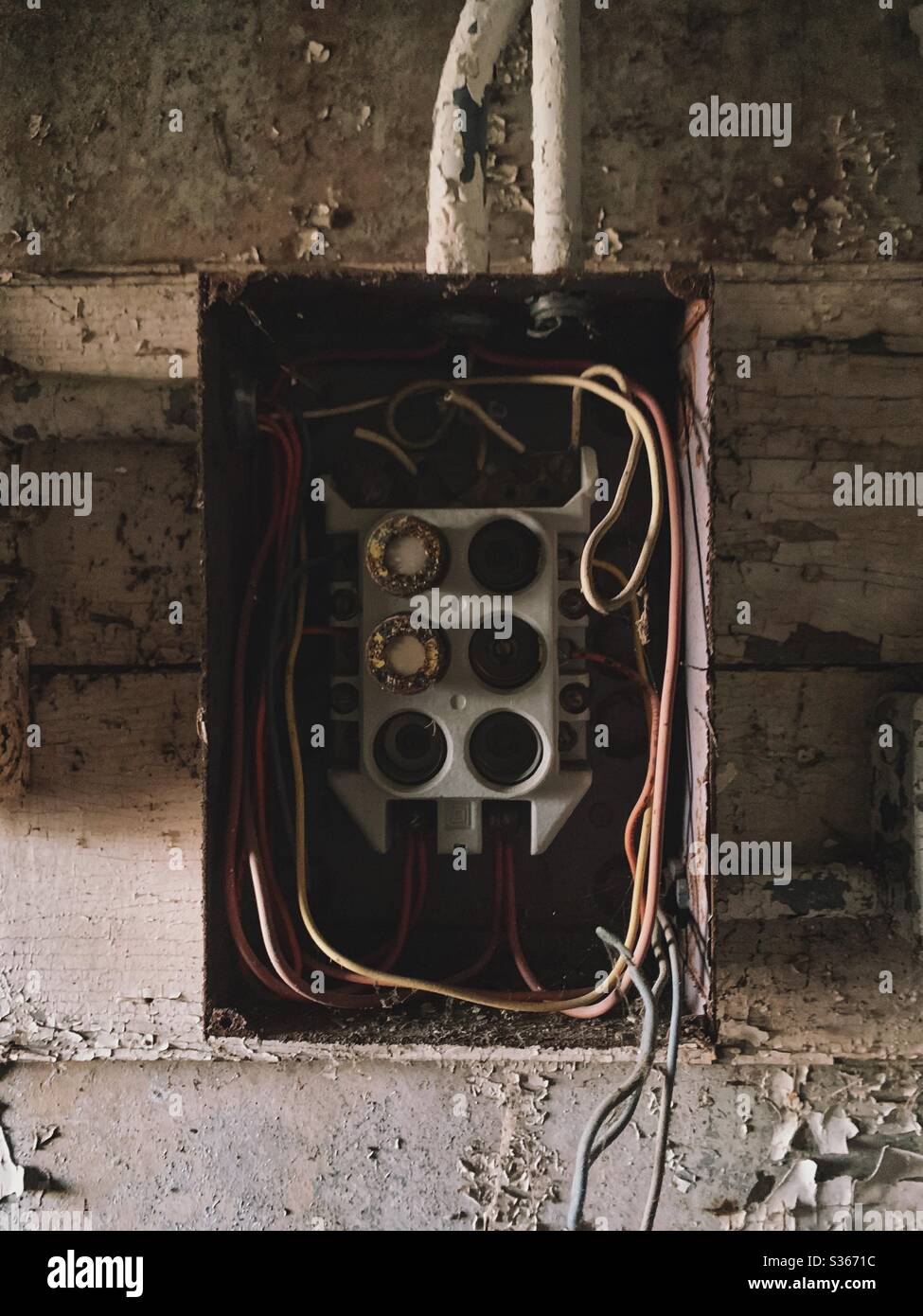 Vecchia scatola elettrica in un fienile - Immagine stock catturata con smartphone