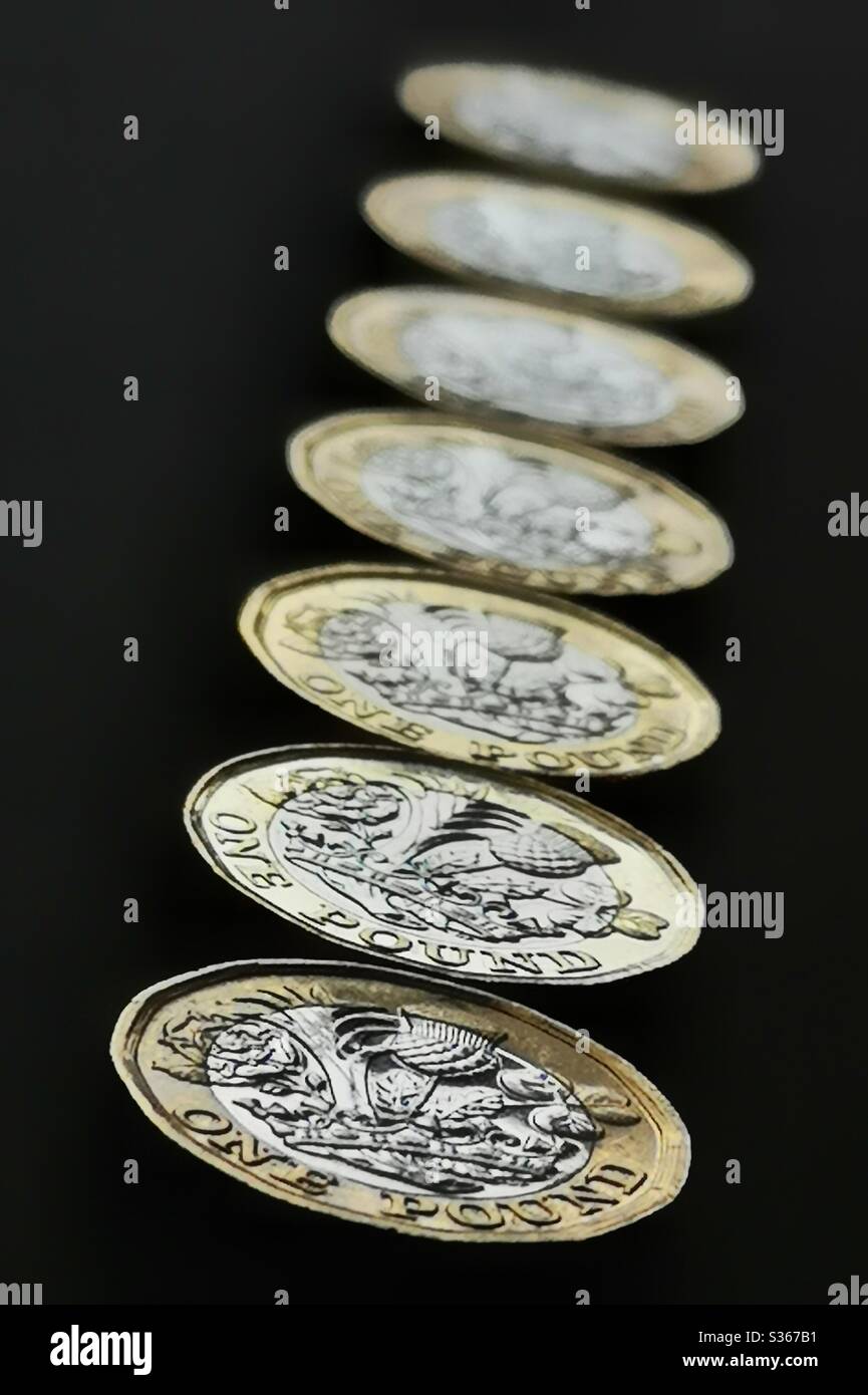 Fila di monete inglesi da una libbra - Immagine stock catturata con smartphone