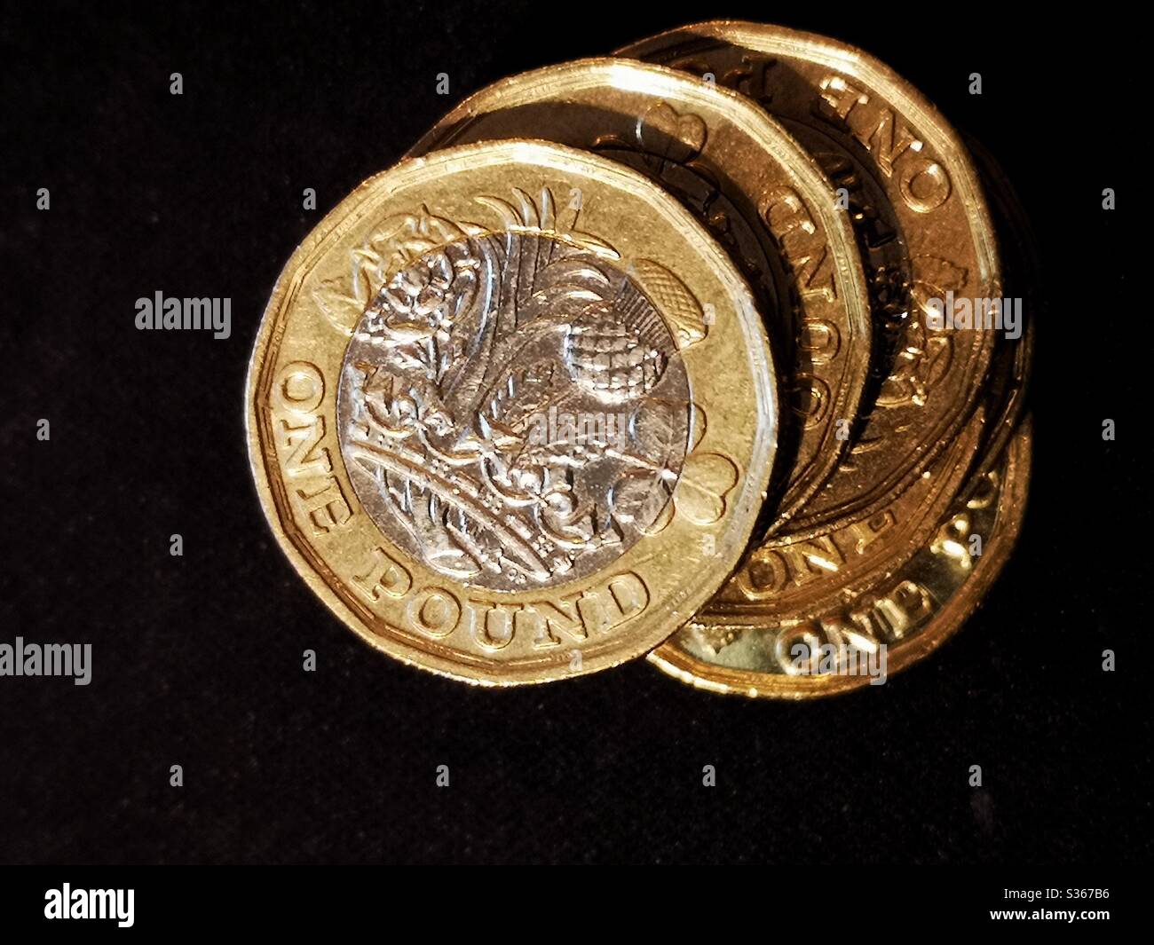 Pila di British pound monete - Immagine stock catturata con smartphone