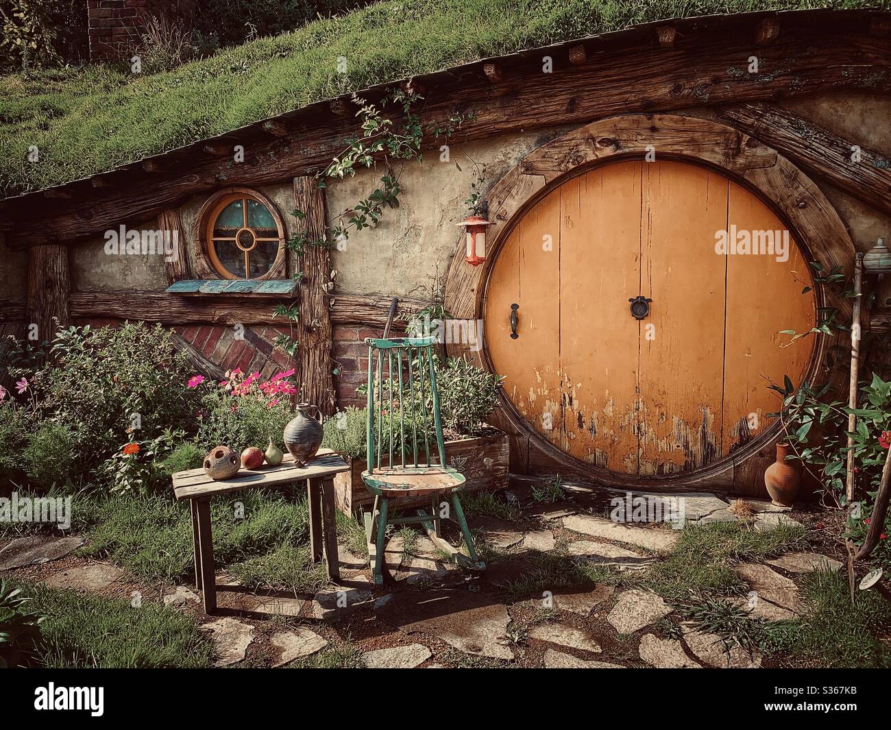 Hobbiton. Luogo bucolico in Nuova Zelanda dove vivono gli hobbit della Terra di mezzo. Set del film Signore degli anelli. Foto Stock