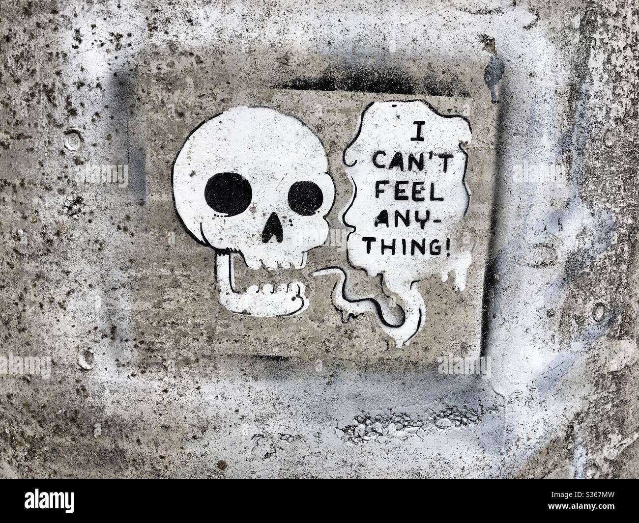 Un graffiti stencil di un cranio che dice che non sento nulla Foto Stock