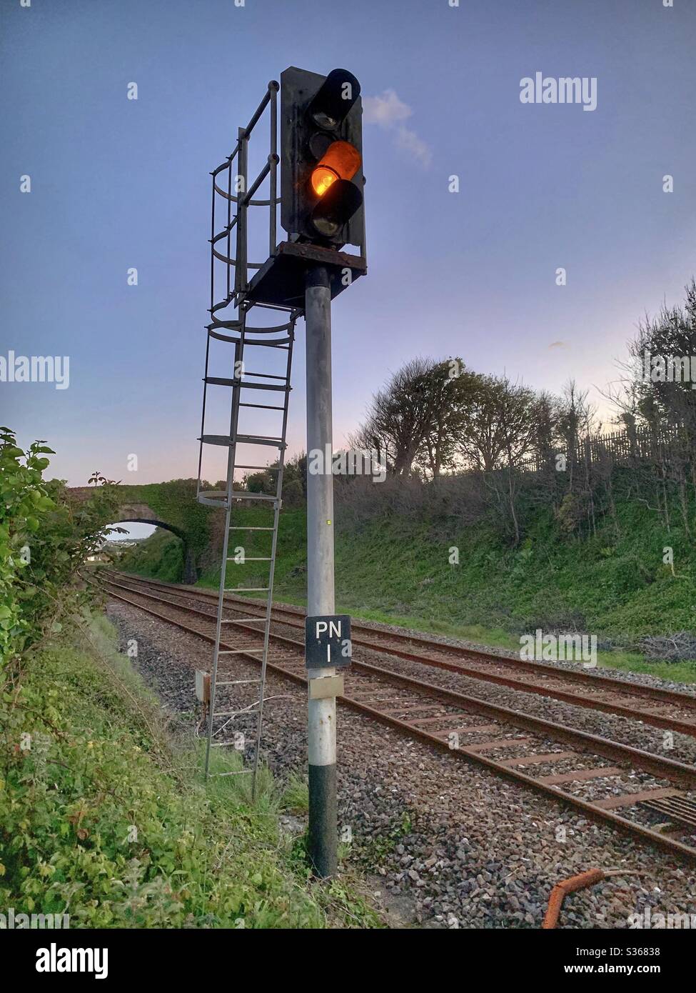 Segnale ferroviario da un ponte e binari ferroviari. Foto Stock