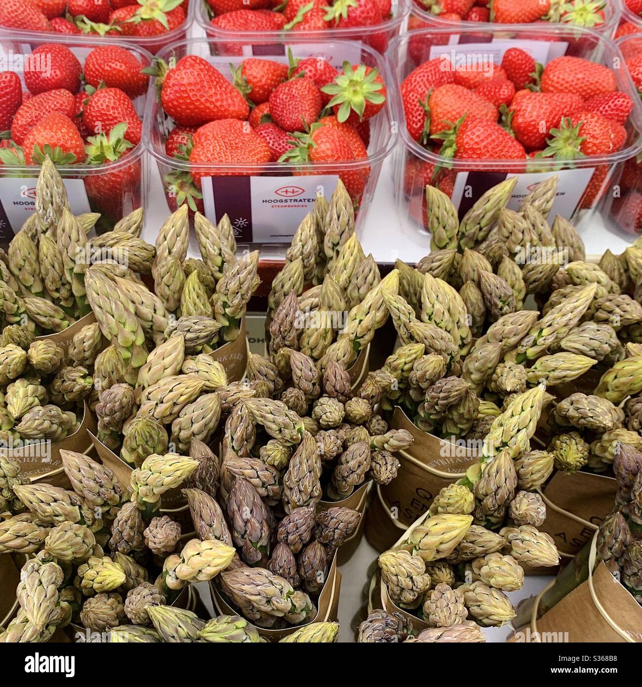 Asparagi e fragole britanniche fresche Foto Stock