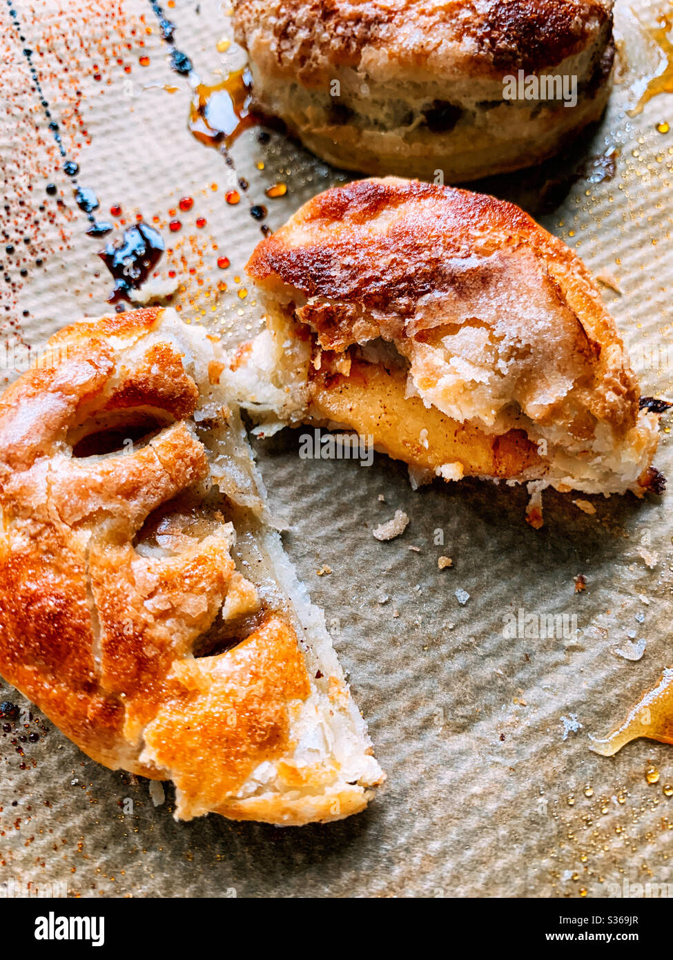 Torte fatte in casa di pasta di pasta di mele e cannella - Immagine stock catturata con smartphone