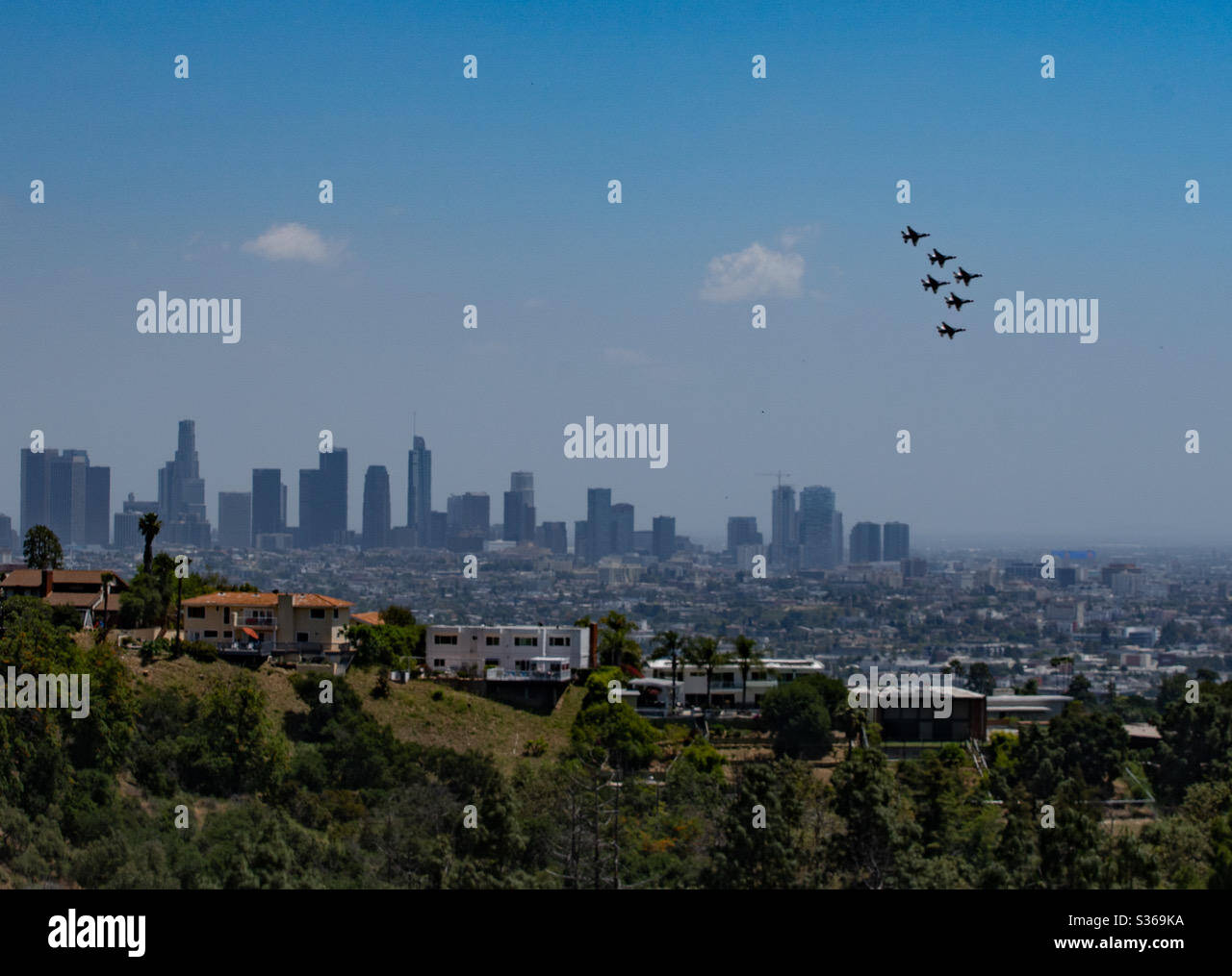 Air Force Thunderbirds vola sul centro di Los Angeles per salutare i cavid19 operatori sanitari. - Immagine stock catturata con smartphone