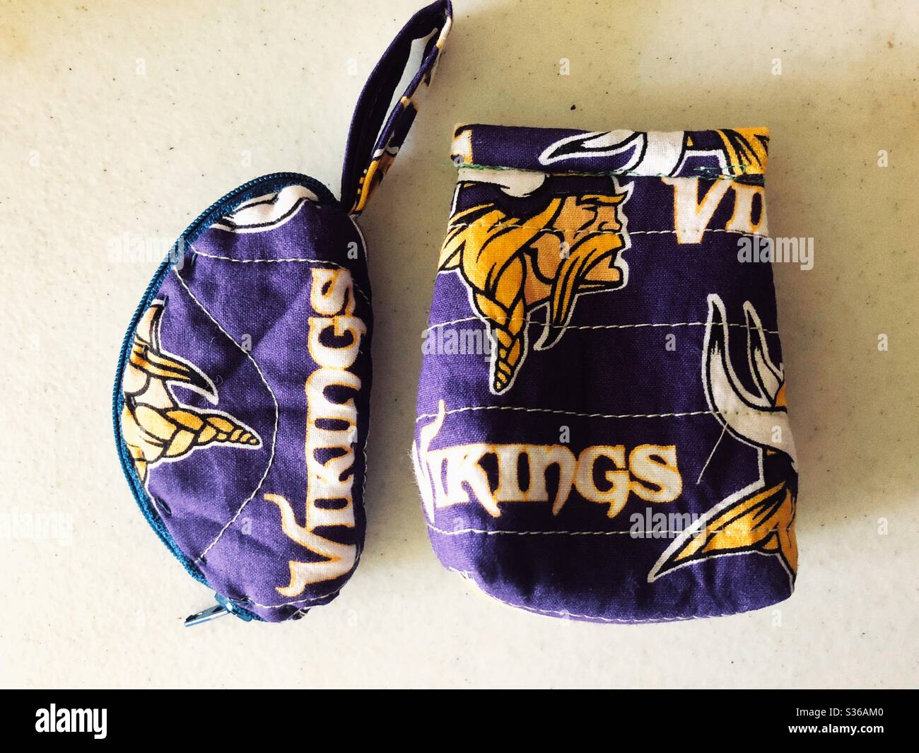 Tasche con zip realizzate a mano con tessuto con logo vikings sport - Immagine stock catturata con smartphone