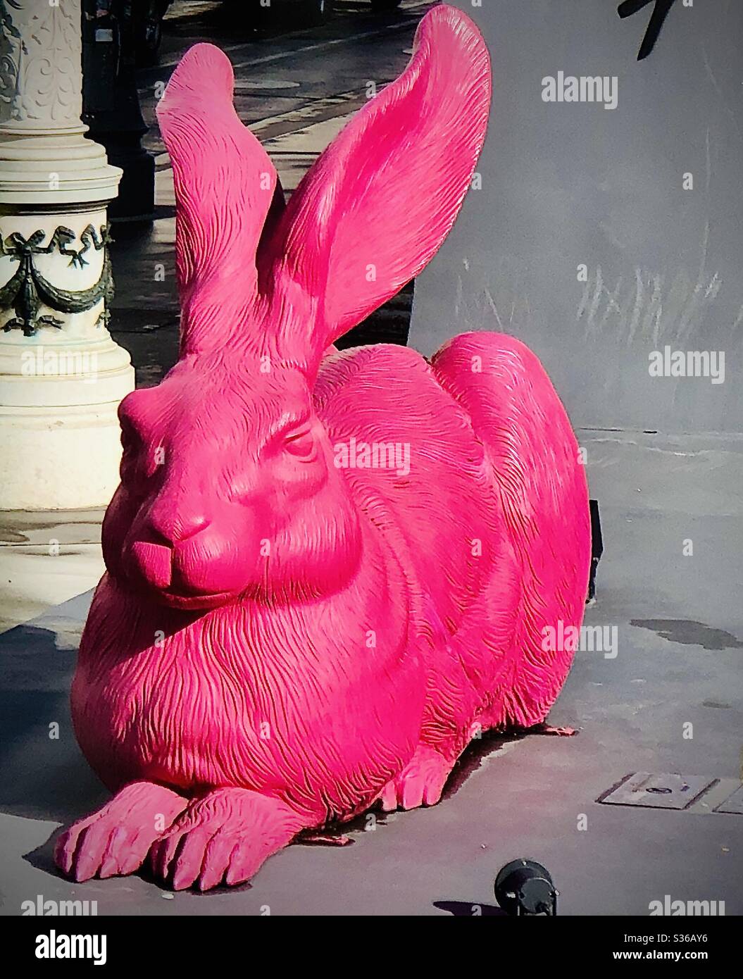 Statua del coniglio rosa a Vienna Foto stock - Alamy