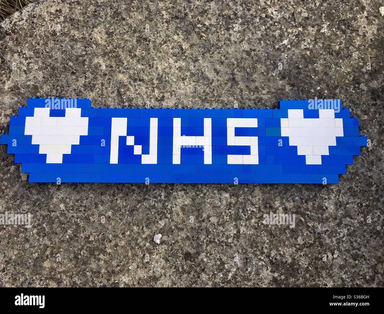 Cartello di supporto NHS / Love NHS fatto di Lego Bricks durante Coronavirus Lockdown maggio 2020 per mostrare il supporto per NHS. Foto Stock