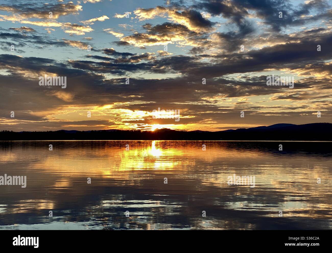 Lungo tramonto a esposizione sul lago Pleasant, NY Foto Stock