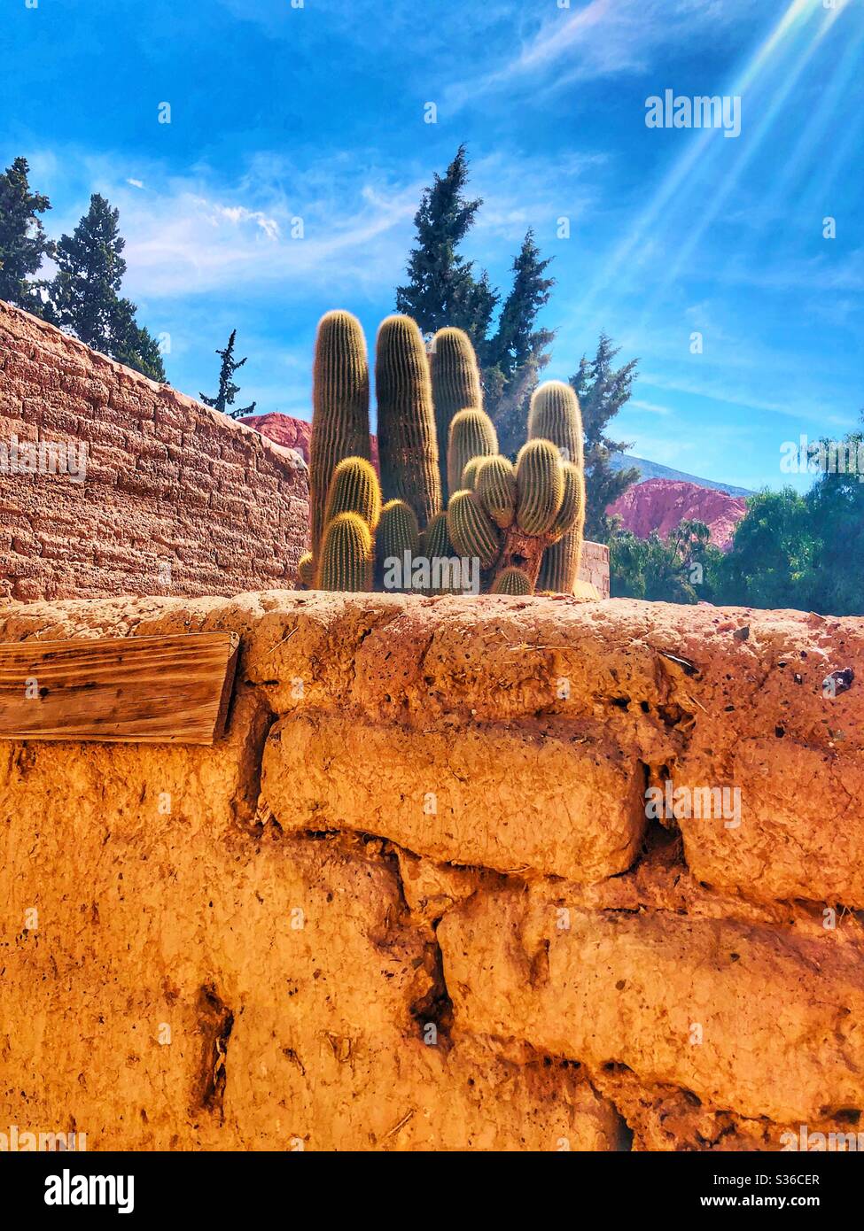 Purmamarca, una città desertica argentina del nord. Foto Stock