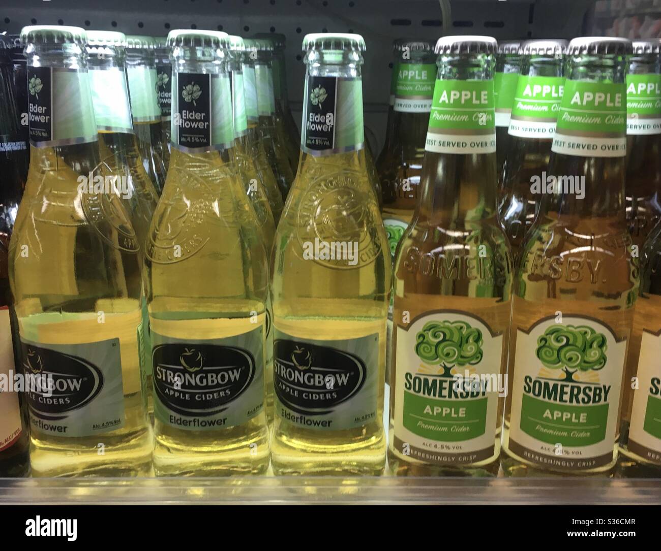 Bottiglie di sidro sui ripiani del supermercato. - Immagine stock catturata con smartphone