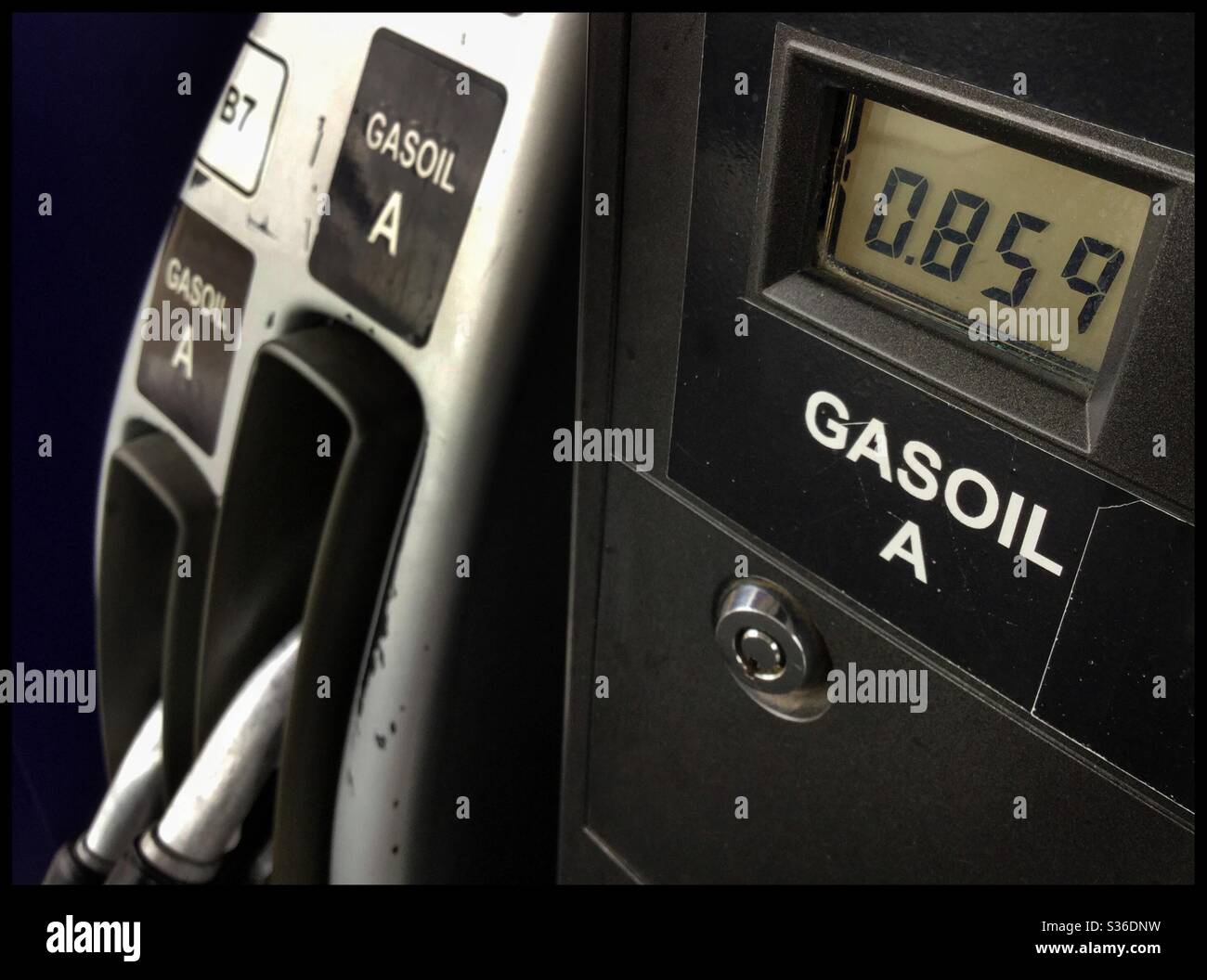 I prezzi del gasolio crollano durante il COVID-19, Catalogna, Spagna. - Immagine stock catturata con smartphone