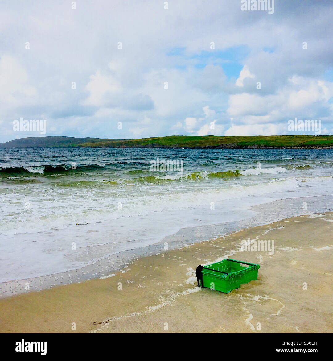 Spiaggia di Donegal con scatola di plastica - Immagine stock catturata con smartphone