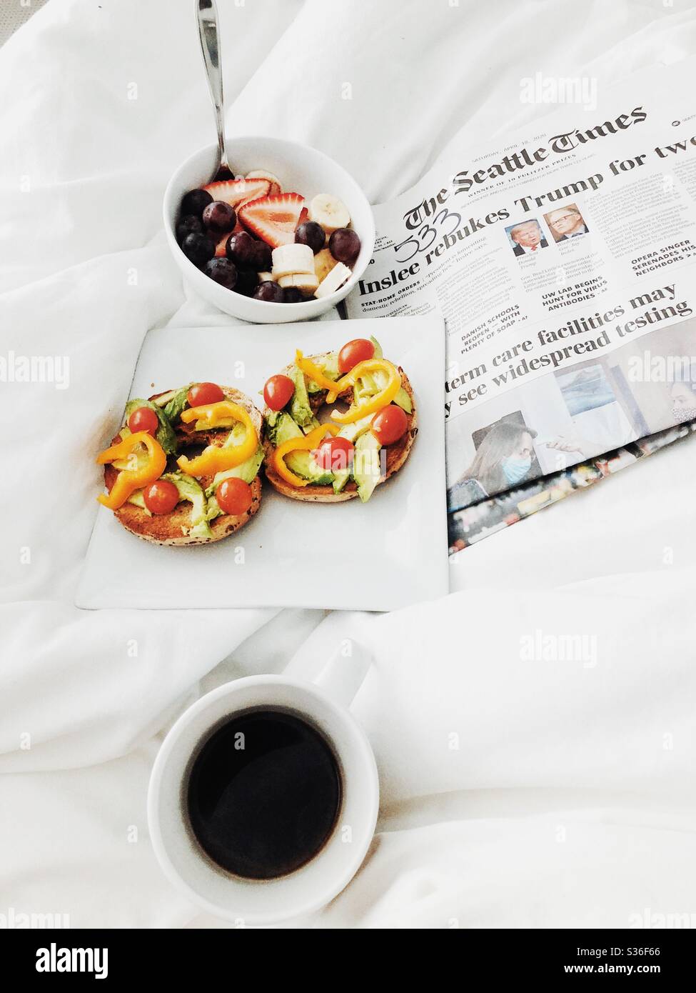 Quotidiano, caffè e colazione a letto Foto Stock