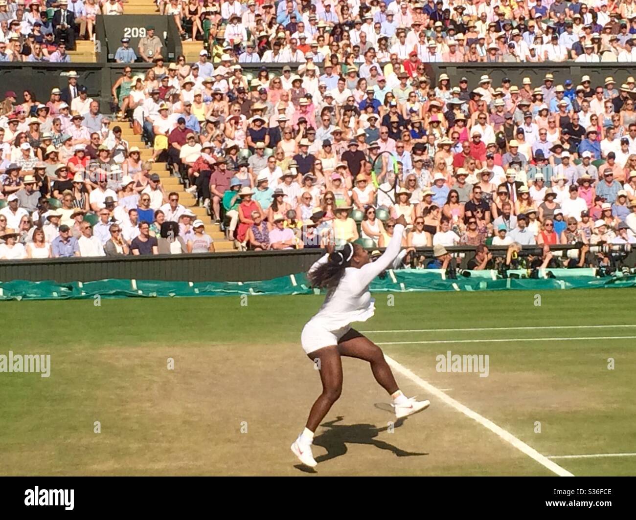 Serena Williams affronta per la sopravvivenza nella finale femminile del Wimbledon Tennis Championship 2018 Foto Stock