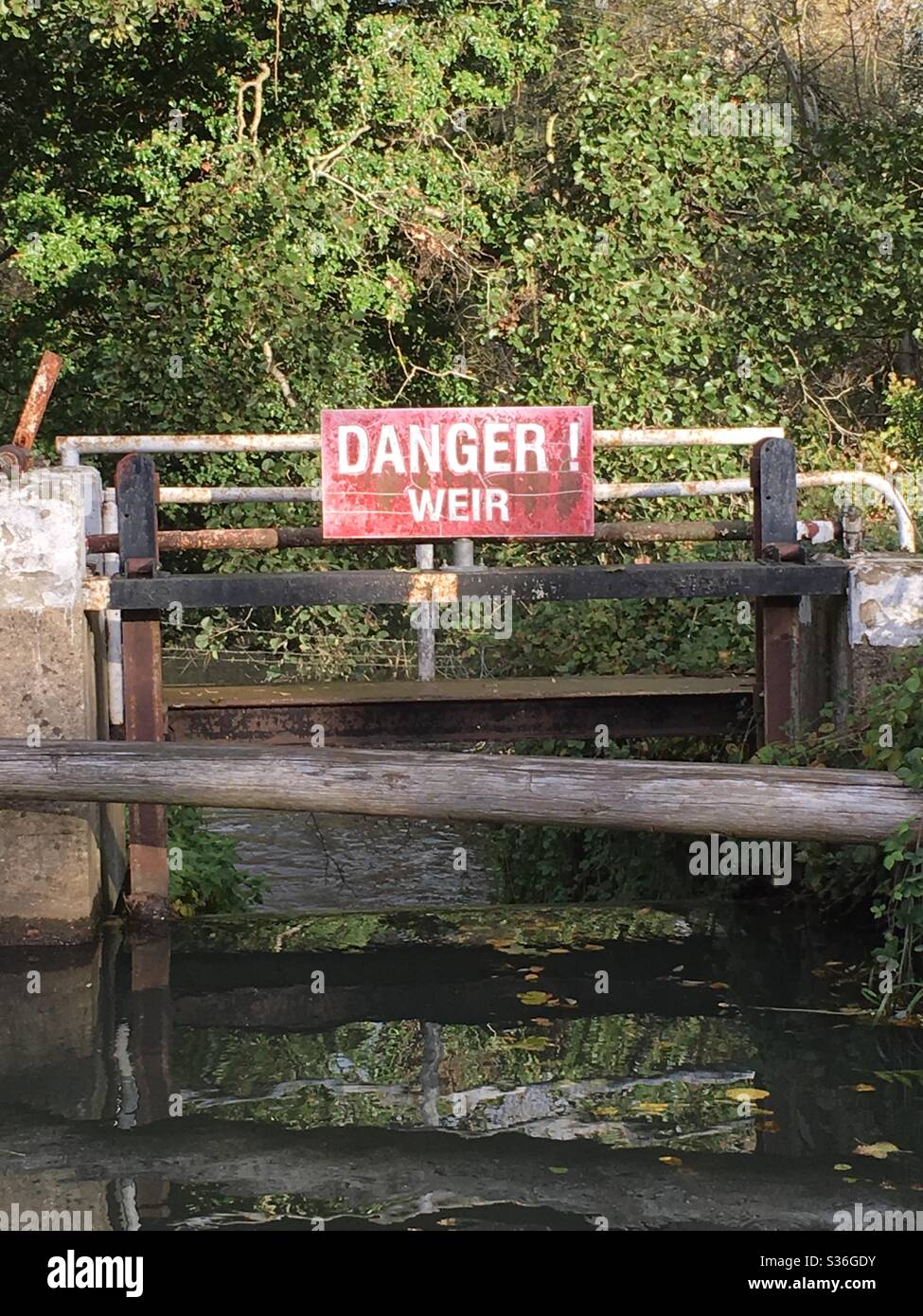 Pericolo segno di avvertimento di stregone vicino a LOCK sul National Trust posseduto River Wey vicino Guildford, Surrey, Regno Unito. Foto Stock