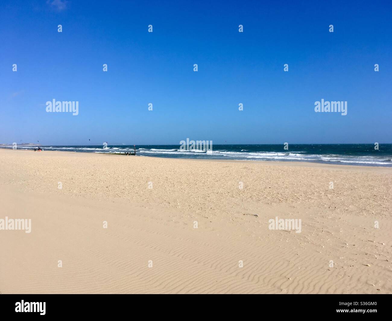 Golden Sands e Blue Sea a Boscombe Beach, Bournemouth, Dorset, Regno Unito Foto Stock