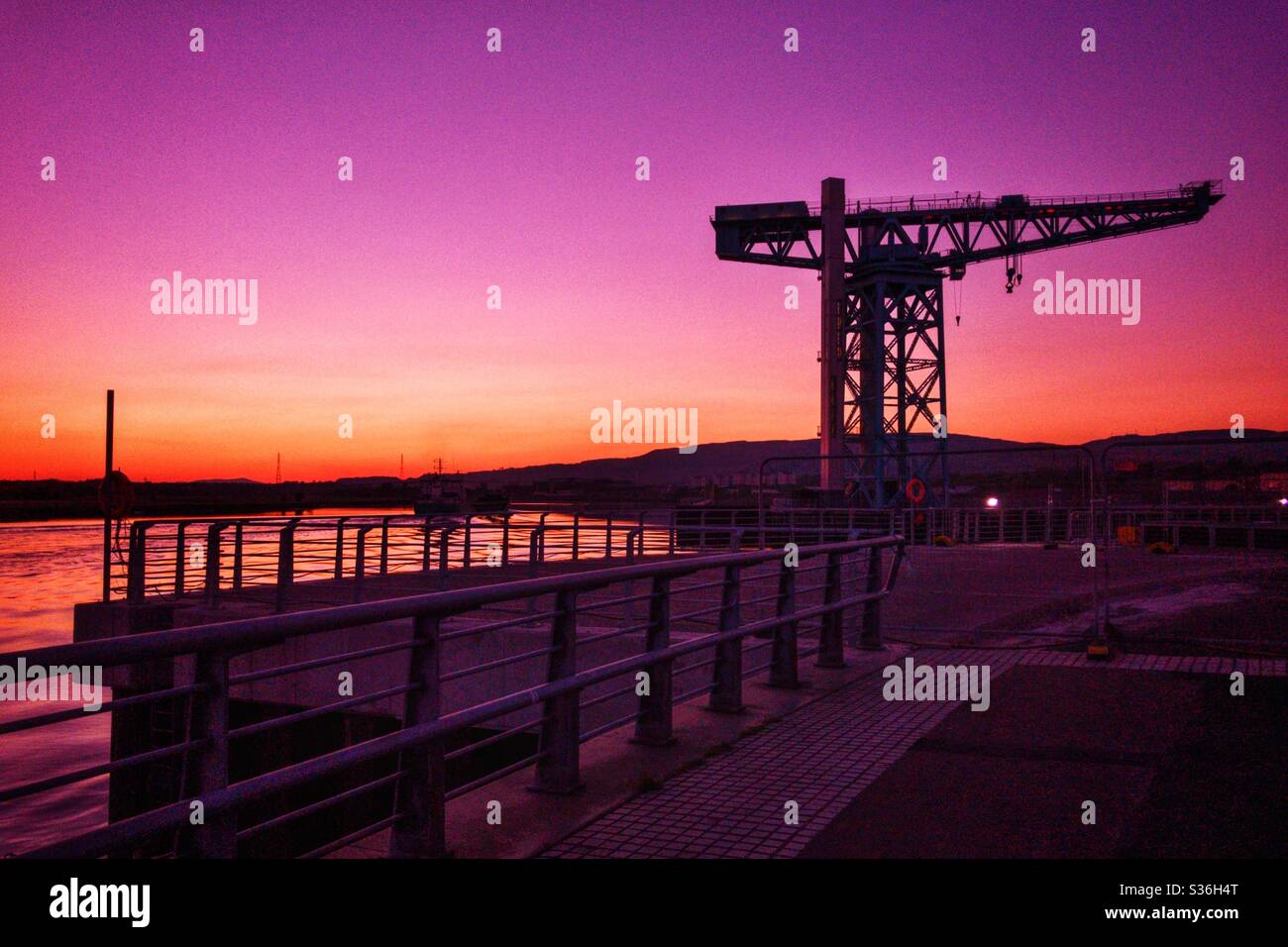 Tramonto di Clydebank alla gru di Titan sul fiume Clyde. Foto Stock