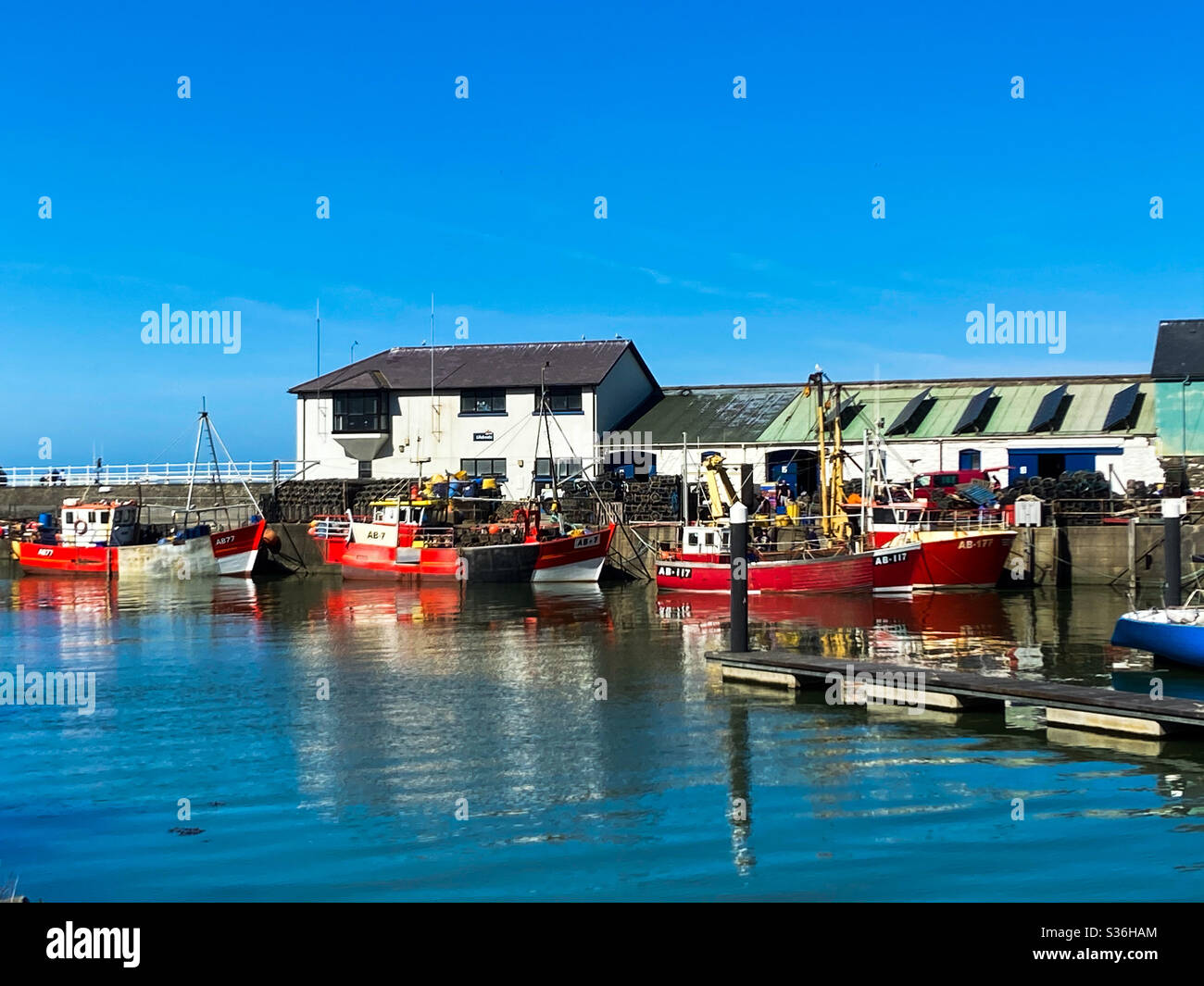 Aberystwyth, Galles occidentale, Regno Unito. Lunedì 25 maggio 2020. News: Una bella giornata calda e soleggiata ad Aberystwyth al porto vicino alle barche da pesca in una festa di banca Lunedi. ©️Rose Voon/ Alamy Live News Foto Stock