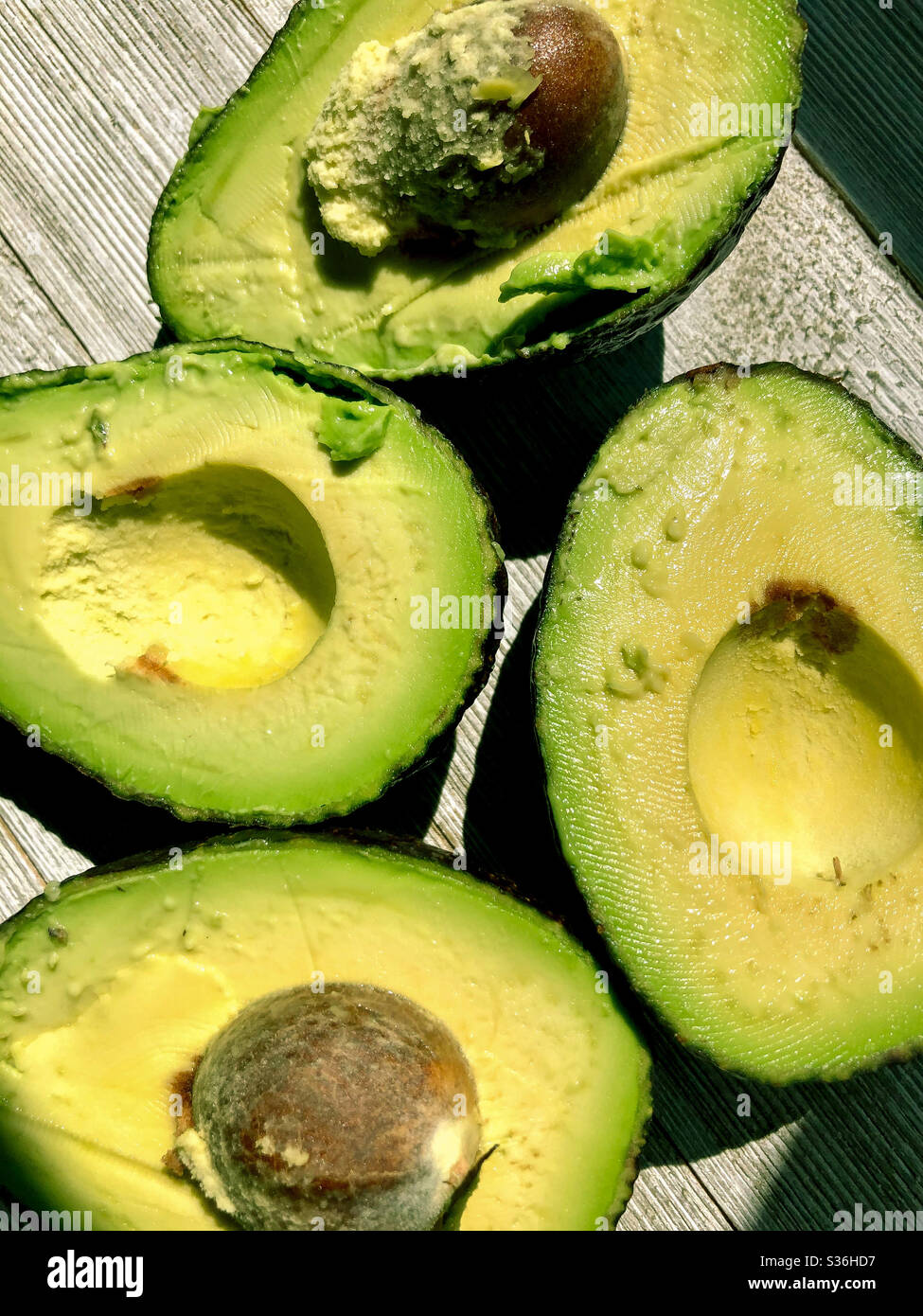 Avocado appena tagliato - Immagine stock catturata con smartphone