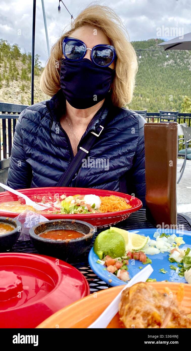 Donne che mangiano un pasto con maschera per coronavirus Foto Stock