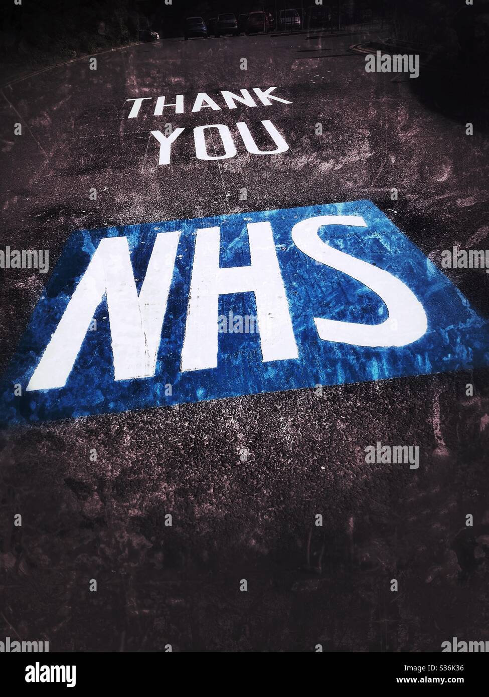 Grazie NHS segno dipinto sulla superficie stradale vicino a un ospedale Regno Unito - Immagine stock catturata con smartphone