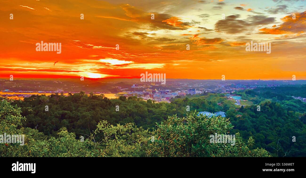 Tramonto Fiery con vista su Bandar seri Begawan, sentiero escursionistico Subok, Brunei. Foto Stock