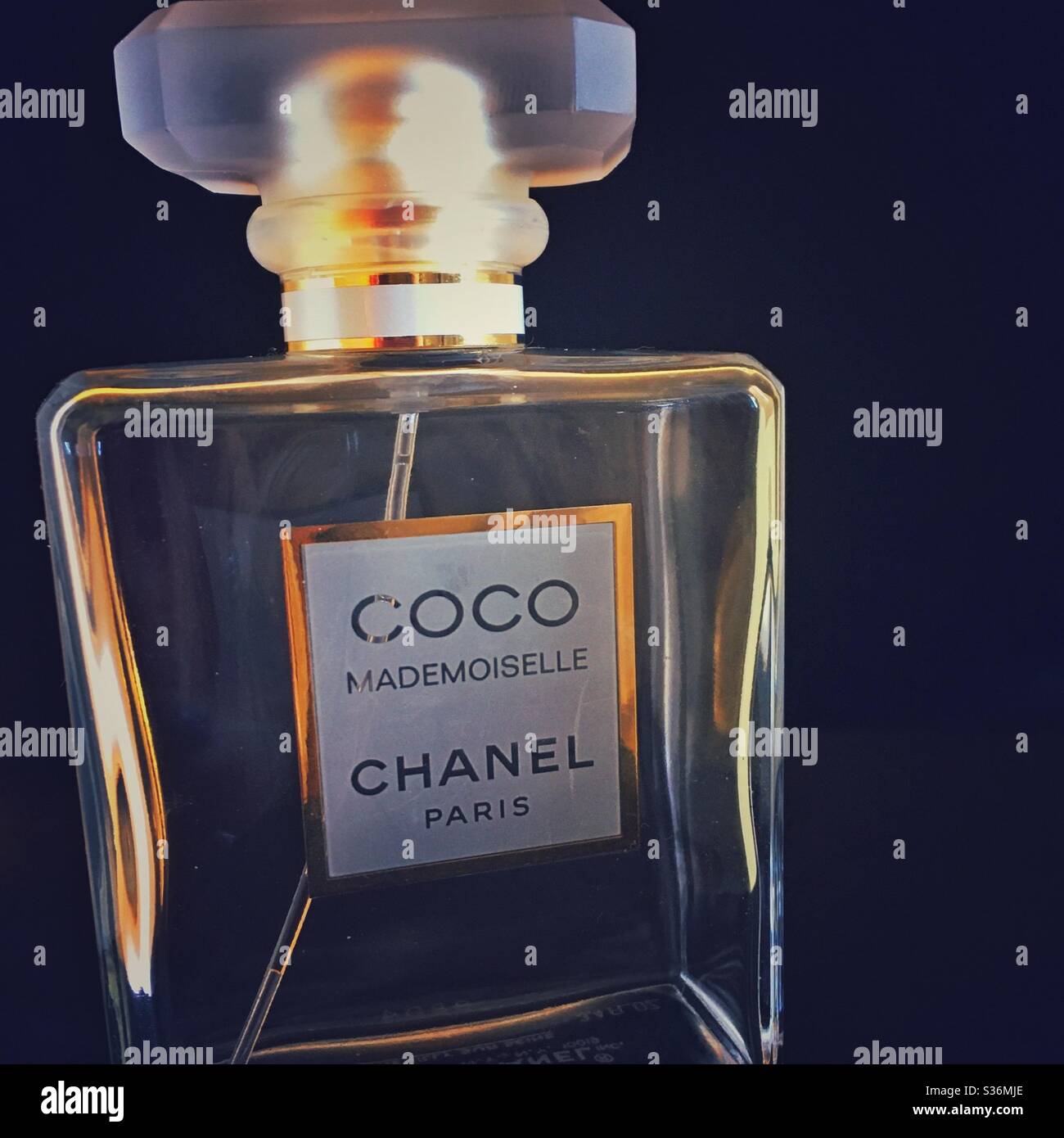 Una fotografia di una bottiglia di profumo Chanel su sfondo nero. Profumo di Coco Mademoiselle. Foto Stock