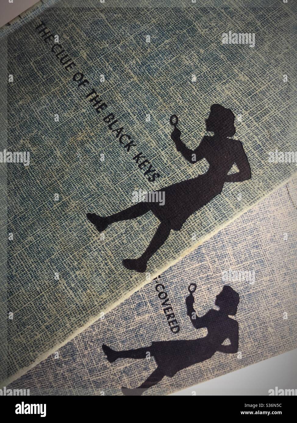 Primo piano di due copertine di libri di mistero vintage Nancy Drew, USA - Immagine stock catturata con smartphone