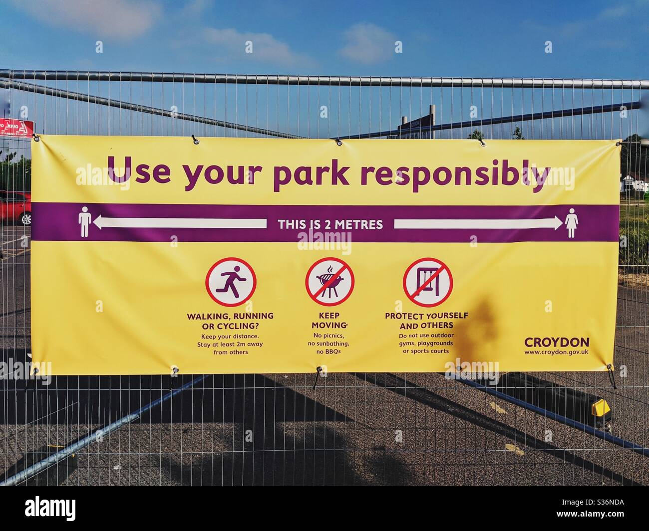 Il coronavirus utilizza i parchi e lo spazio esterno in modo responsabile, lasciando un cartello con la scritta GAP di 2 metri dal consiglio Croydon all'ingresso del parco Lloyd Foto Stock