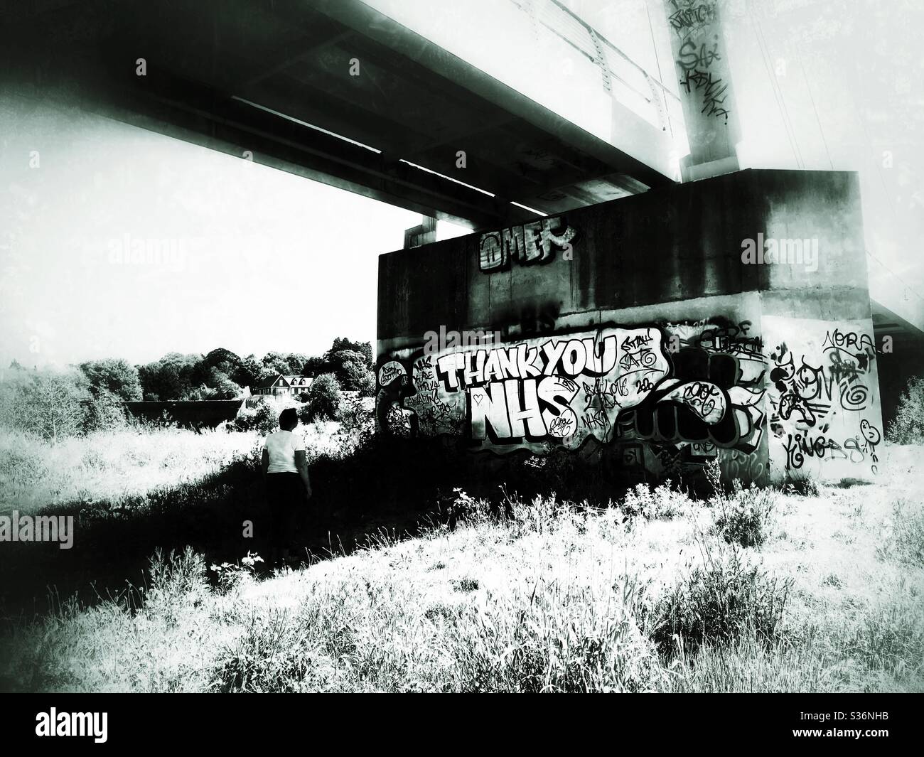 Grazie graffiti NHS sotto il Ponte Canary accanto al fiume Wye in Hereford Regno Unito maggio 2020 - Immagine stock catturata con smartphone