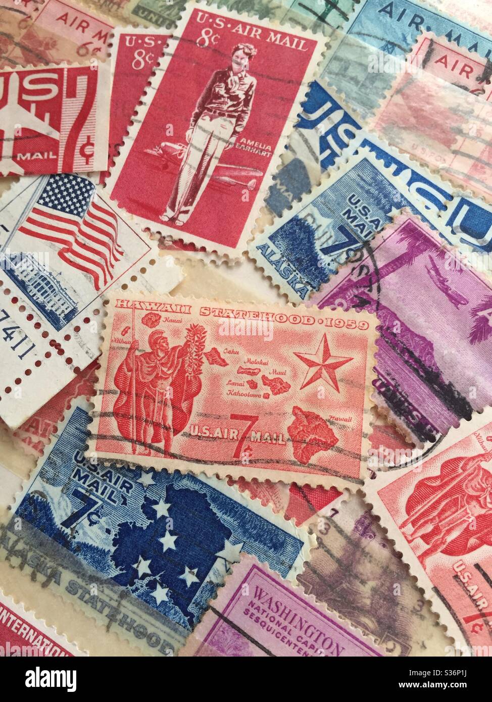 Primo piano dei francobolli commemorativi statunitensi del 1959 in un libro di libri di libri da collezione per francobolli, USA - Immagine stock catturata con smartphone