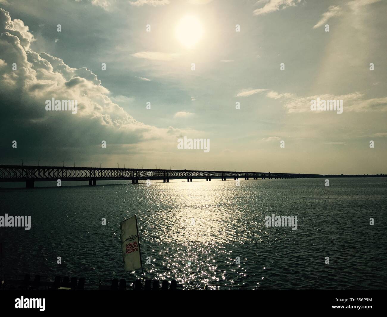 Bella vista serale del ponte kovvur sulle rive del fiume Godavari vicino Rajahmundry, India. - Immagine stock catturata con smartphone