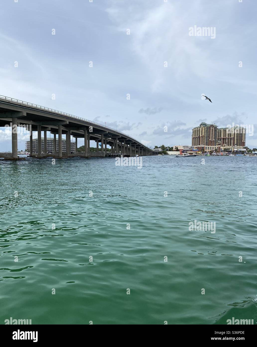 Vista in barca di Destin, del ponte della Florida e del paesaggio urbano dalla barca - Immagine stock catturata con smartphone