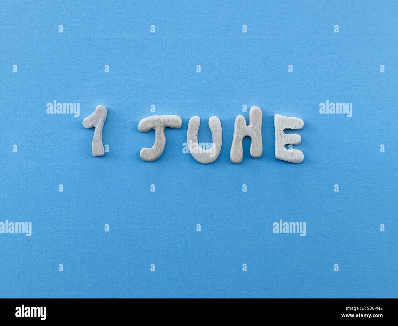 1° giugno, data di calendario composta da lettere in legno fatte a mano di colore blu Foto Stock