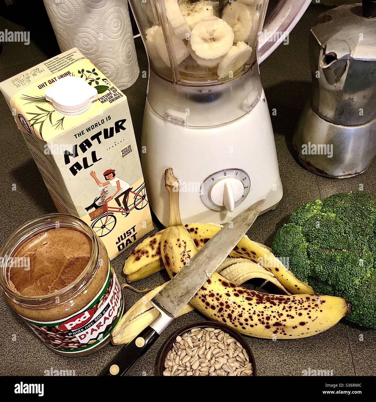 Preparazione di una sana bevanda frullato per la colazione. Foto Stock