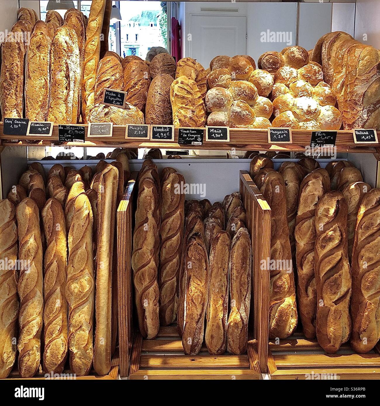 Selezione di pane francese appena sfornato. Foto Stock