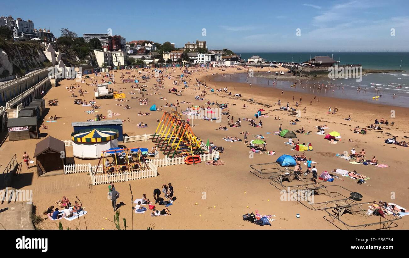 Persone che si godono la spiaggia durante la chiusura Foto Stock