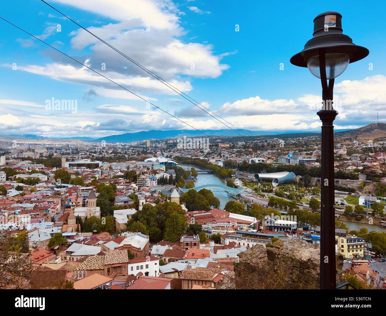 Vista panoramica della capitale georgiana Tbilisi dalla Fortezza di Narika, in Europa Foto Stock